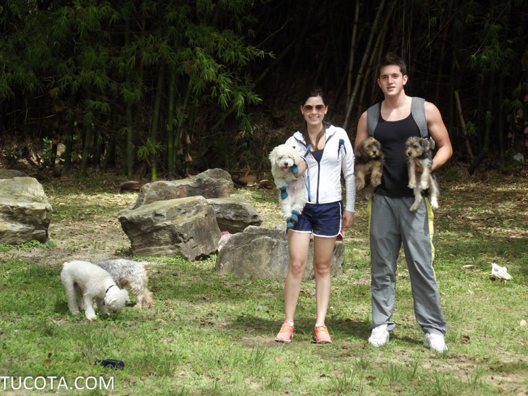 Leonel y Jessica con sus mascotas en la cota mil