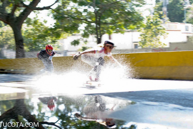 Galería Skateboarding sobre el espejo de agua Héctor Guevara